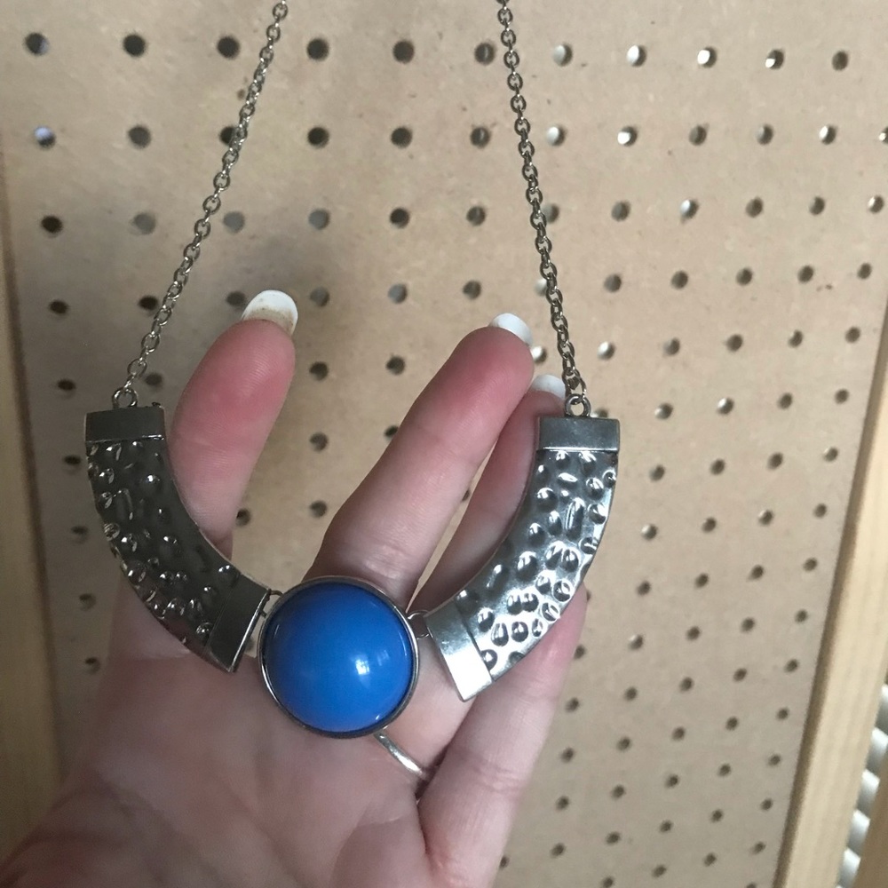 Silver necklace w/circular blue opaque stone.